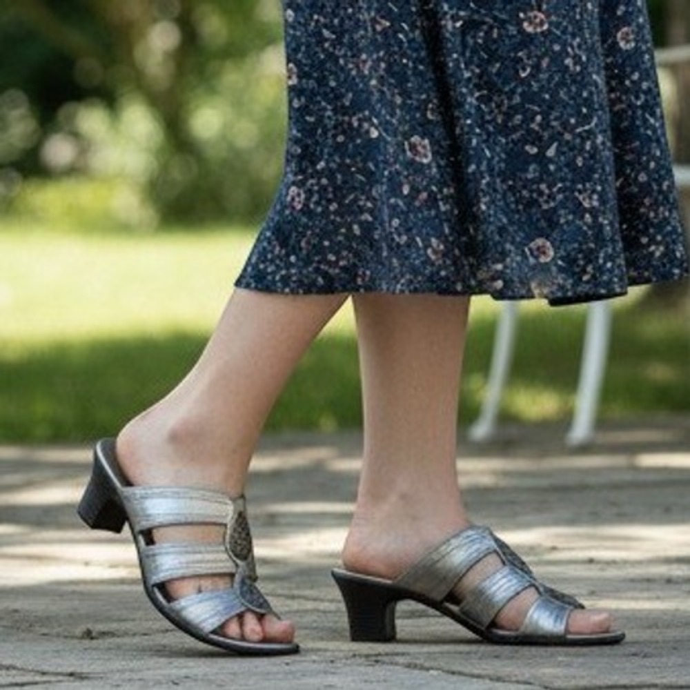 Sbicca Gotcha Women Slide Sandal 7 Wide Dressy Block Heel Pewter Silver Metallic